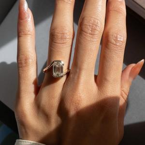 Bague de fiançailles en diamant de laboratoire taille émeraude certifié IGI 5,00 ct, design Signature Rapture Bypass, nouvelle bague en diamant de laboratoire 5,00 ct - Product Image 5
