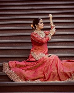 เสื้อ lehenga กับ dupatta ชุดปาร์ตี้หรูหราปักลำดับออกแบบสำหรับงานแต่งงานและโอกาสเทศกาล - Product Image 4