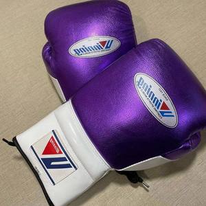Gants de boxe MMA à doigts entiers en cuir à lacets, design OEM, légers, imperméables, évacuant l'humidité, couleur violet et blanc - Product Image 6