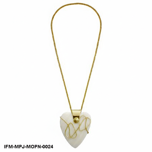 Collar con Colgante de Corazón de Nácar Hecho a Mano, Joyería de Concha de Nácar Envuelta en Alambre Dorado, Dije de Corazón Blanco Iridiscente en Cadena Dorada - Product Image 3