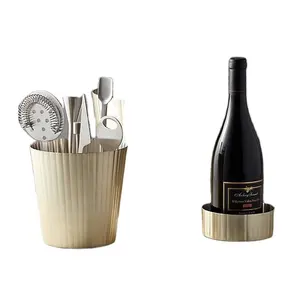 Cesta de cubitos de hielo decorativa de acero inoxidable de Latón chapado en oro con diseño curvo de 3 metales para botellas de vino - Product Image 1