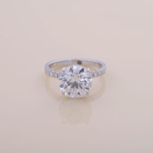 Anillo de Compromiso con Diamante Cultivado en Laboratorio de Corte Redondo de 4.02CT, Anillo de Novia con Banda Pavé de Oro Blanco, Rosa y Amarillo de 18K para Mujer - Product Image 1