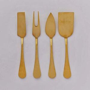 Trancheuse à fromage en métal doré, poignée plate en acier inoxydable, ensemble incroyable de trancheur et d'épandeur de fromage plaqué or - Product Image 1