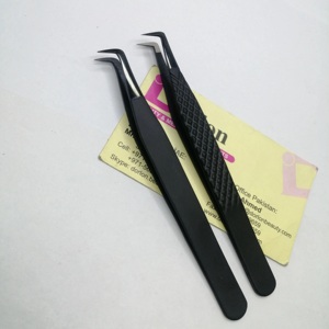 Pinzas de pestañas de plasma negro mate Pinzas de extensión de pestañas de punta de fibra con logotipo privado de acero inoxidable para pestañas. - Product Image 1