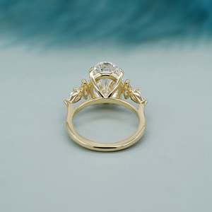 Anillo de Diamantes Ovalado con Piedras Laterales Marquise en Oro Amarillo, Joyería para Compromiso o Boda - Product Image 4