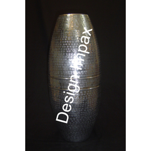 Florero elegante de metal con grabado a mano, diseño para sala de estar, florero de pie, maceta única decorada - Product Image 3