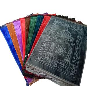 Alfombra de Oración Islámica de Lujo Árabe, Gruesa, de Terciopelo Repujado, Antideslizante, de Color Sólido, Alfombras de Oración Musulmanas Personalizadas al por Mayor - Product Image 1