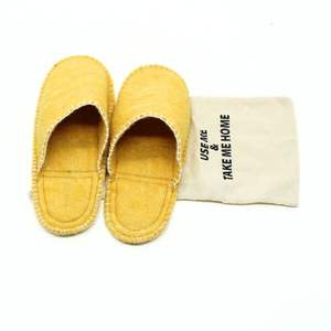 Pantoufles en feutre de laine jaune faites à la main - Confortables et douillettes, semelle extérieure en cuir véritable écologique, utilisables toute l'année - Product Image 4