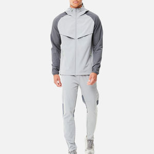 Ensemble de survêtement coupe-vent personnalisé avec logo de style streetwear pour homme, conçu pour la performance, confortable et écologique - Product Image 3