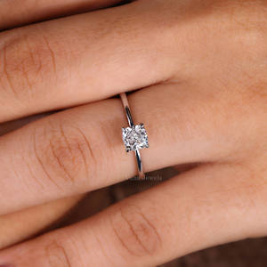 Bague carrée en diamant de laboratoire minimaliste pour femme avec réglage de coussin confortable pour les propositions ou les anniversaires - Product Image 6