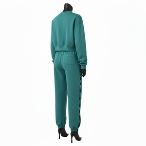 Conjunto Deportivo Premium para Mujer, Top Corto y Pantalones Jogger de Felpa de Algodón y Poliéster de 320 GSM, Color Verde Azulado, con Franja Lateral y Logotipo Bordado - Product Image 5