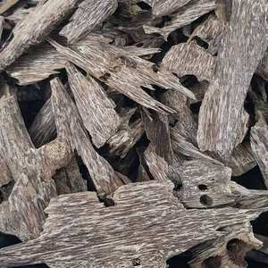 100% chips de oud de bois d'agar pur naturel sont brûlés comme de l'encens et libèrent un arôme riche et boisé. Spirituel et méditation - Product Image 1