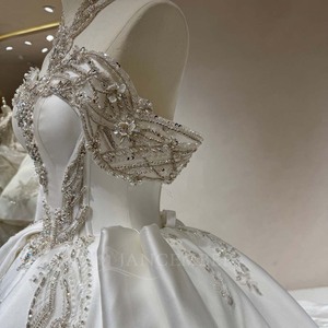 Robe de mariée exclusive DW0200 moderne en satin ivoire, coupe cœur, avec traîne chapelle et appliques florales en dentelle - Product Image 5