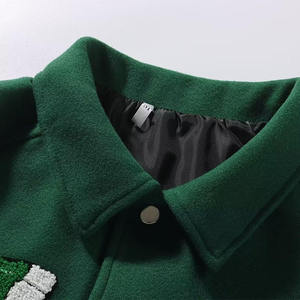 Blouson universitaire homme en toile avec logo personnalisé, col montant, logo frontal, style vintage américain, broderie éponge et patchwork, vente en gros - Product Image 5