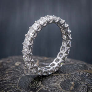 Elegante Anillo de Eternidad Chapado en Oro Blanco con Piedras Redondas de Circonia Cúbica Transparente, Anillo Apilable Premium y Elegante - Product Image 1