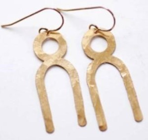 Pendientes de metal de estilo moderno con motivos grabados a mano y un oro mate texturizado para una estética bohemia de moda - Product Image 3