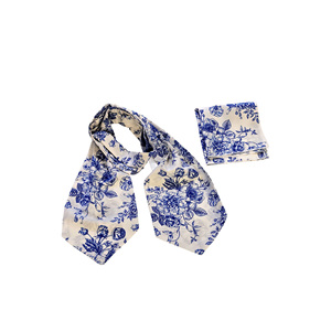 Conjunto de Accesorios para Hombre con Diseño Floral Azul sobre Blanco, Corbata de Moño, Pañuelo Ascot - Product Image 3