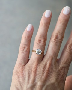 Bague solitaire en CZ taille ronde 7 mm plaquée or jaune, bijoux de fiançailles et de mariage pour femmes, design minimaliste classique, vente en gros d'usine - Product Image 2