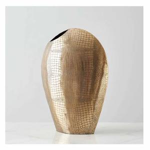 Vase en tôle martelée dorée de luxe avec de beaux designs Pièce maîtresse élégante faite à la main pour fleurs fraîches et artificielles - Product Image 3