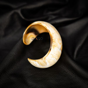 Brazalete cuadrado C superventas, medio lacado, pulsera de cuerno de búfalo negro natural, hecho a mano en Vietnam - Product Image 1