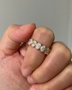 Anillo de compromiso clásico de oro amarillo para mujer con diamantes de corte ovalado y engaste de bisel, estilo eternidad - Product Image 2