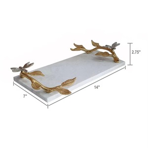 Bandeja plana para servir de mármol blanco con asas de diseño floral dorado Decoración de mesa elegante para uso en cocina y comedor del hogar - Product Image 2