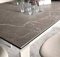 Table à manger ovale extensible et rotative de design italien, pieds en métal noir mat, plateau en céramique à ouverture simultanée, appartement