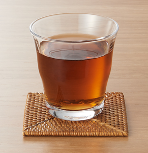 Juego de 4 posavasos cuadrados de ratán tejidos a mano con soporte a juego Protección de mesa rústica para tazas y vasos de Vietnam - Product Image 3