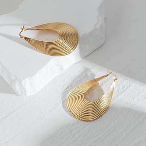 HF หัตถกรรมการออกแบบที่สวยงามโลหะห่วงต่างหูทองเหลืองสำหรับผู้หญิงคลาสสิกปาร์ตี้งานแต่งงานเครื่องประดับแฟชั่น - Product Image 2