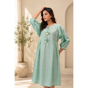 Robe mi-longue à bretelles Gulistaan Roshanara en vert sauge à fleurs pour femmes - Product Image 1