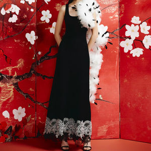 Robe BLACK POISE _ robe maxi moulante à col carré avec bordure en dentelle blanche combinée à de la dentelle blanche et noire - Product Image 1