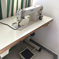 Machine à coudre industrielle à point droit simple aiguille JUKI DDL-8500 d'occasion pour vêtements