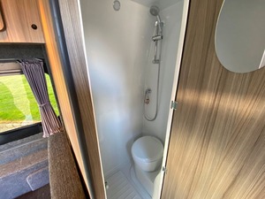 SUV Ultra-Lujo de 7 Plazas 2020-2025, Caja de Cambios Automática, Volante a la Izquierda, Asientos de Tela Oscura R18, Techo Panorámico - Más Vendido - Product Image 5