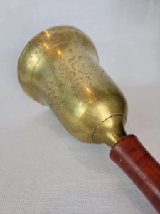 Campana de Mano de Latón de Alta Demanda 2026 con Mango de Madera para Uso en Exteriores, Llamadas de Servicio y Tono Cristalino, Campana de Mano de Latón de Primera Clase - Product Image 2