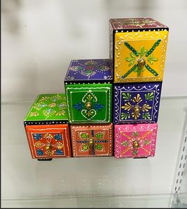 Boîtes de rangement miniatures en bois carrées peintes à la main, ensemble de 6 (art indien traditionnel) - Product Image 3