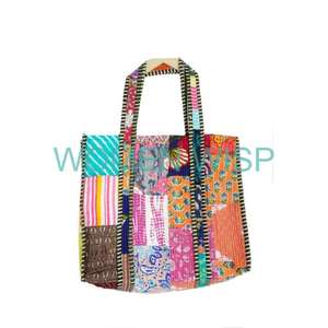 Grand sac fourre-tout matelassé à motif floral et patchwork Design personnalisé Sac à main de plage en coton multicolore pour femmes Sac à bandoulière - Product Image 1