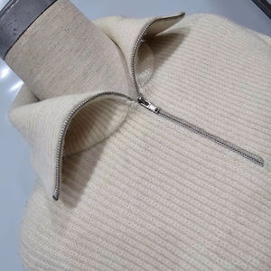 Pull en maille avec petit motif jacquard, col haut de 7cm avec fermeture à demi-zip, manches longues et emmanchure carrée. - Product Image 1