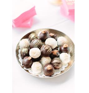 Bandeja decorativa artesanal de metal dorado, la combinación perfecta de elegancia y funcionalidad para servir chocolates con estilo. - Product Image 2