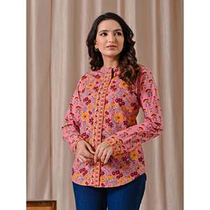 Haut pour femme en coton et soie à imprimé floral rose foncé, logo brodé, tenue de bureau formelle, taille XL, boutons sur le devant - Product Image 6