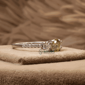 Bague de fiançailles solitaire en moissanite jaune taille ronde avec accents, monture à griffes en argent sterling pour femme - Product Image 4