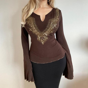 Camiseta de manga larga de punto vintage para mujer, personalizada OEM, con estampado Y2K, manga acampanada marrón, cuello en V, holgada, talla grande, corte a medida - Product Image 4