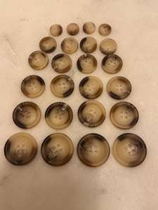 Boutons en corne fabriqués à la main Accessoires rustiques et authentiques durables pour les projets de vêtements et d'artisanat - Product Image 2