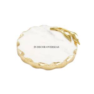 Dessous de verre de forme ronde de couleur blanche de meilleure qualité avec des bords plaqués or et des feuilles accessoires de décoration de table au look attrayant de concepteur - Product Image 1