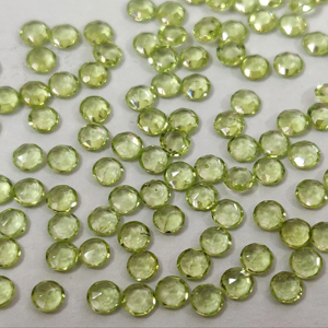 เพอริดอทดิบทรงกลมเจียรแบบโรสคัท 4 มม. เจียระไนหลายเหลี่ยม - เพอริดอทดิบทรงกลมเจียรแบบโรสคัทคุณภาพสูง - Product Image 1