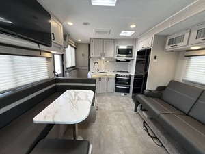 Caravane de voyage d'occasion 2024 Coachmen Freelander 29K-B-F pour l'extérieur, maison mobile, camping-car à vendre - Product Image 3