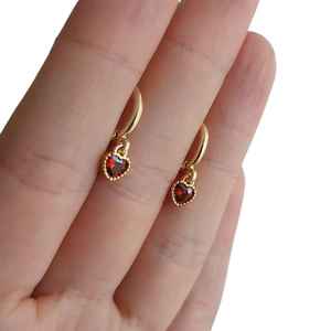 Petites boucles d'oreilles créoles avec charme en forme de cœur rouge rubis délicat, argent sterling 925 plaqué or 18 carats, bijoux vintage de mariage - Product Image 6