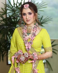 Lehenga choli-ropa de boda para novia, seda crepé con codificación y trabajo de secuencia, Color amarillo especial, Haldi, hermoso, venta al por mayor - Product Image 2