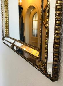 Un hermoso espejo veneciano de pared con decoración de latón y espejo de cristal de mosaico de tres capas. - Product Image 2