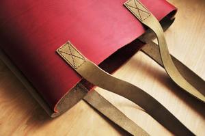 Sac fourre-tout pour femmes en cuir véritable personnalisé fait à la main Sac à bandoulière à usage quotidien avec LTB-0097 personnalisable de couleur et de logo - Product Image 4