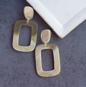 Pendientes de cuerno geométricos asequibles para mujer, materiales naturales a bajo precio, por AALIYAN IMPEX - Product Image 6